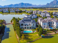 LIGHT AND BRIGHT LAKESIDE LUXURY
