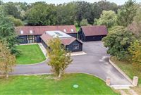 A SPACIOUS, OAK-FRAMED BARN-STYLE HOME IN A QUIET LOCATION