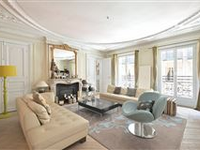 FULL-FLOOR APARTMENT IN THE VANEAU NEIGHBOURHOOD