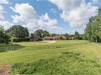 DELIGHTFUL KENTISH FARMSTEAK WITH WONDERFUL COUNTRYSIDE VIEWS