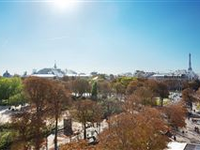 THIS BEAUTIFULLY RENOVATED APARTMENT ENJOYS SPECTACULAR VIEWS