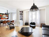 CHIC AND SPACIOUS APARTMENT IN A PERIOD BUILDING WITH BEAUTIFUL COMMON AREAS