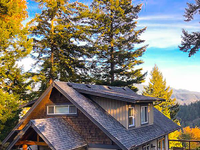 COZY HOME WITH EXPANSIVE VIEWS