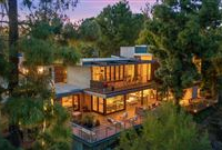 ARCHITECTURALLY EXQUISITE TREEHOUSE