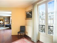 AN IDEAL PIED A TERRE NEAR THE RESTAURANTS AND ART GALLERIES