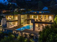 RARE MODERN BEAUTY IN THE BIRD STREETS