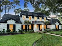 WARM AND INVITING HUNTERS CREEK VILLAGE FAMILY HOME