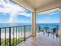 SUNNY BEACHFRONT RETREAT IN NAPLES