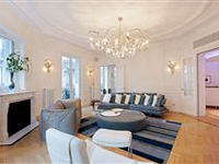 CORNER APARTMENT IN THE GOLDEN TRIANGLE