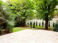 MAGNIFICENT FIRST FLOOR APARTMENT WITH PRIVATE GARDEN