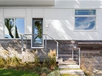 MODERN BEACH HOUSE OFFERS IMPECCABLE WATERVIEWS THROUGHOUT