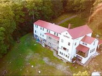 STONE AND WOOD MOUNTAIN TOP RETREAT ON SHAWANGUNK MOUNTAIN RIDGE