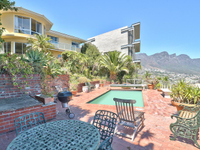 A WONDERFUL COUNTRY YARD PROPERTY IN CLIFTON