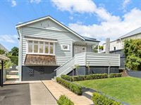 BRIGHT LUXURY HOME IN THE AUCKLAND SUBURBS