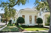 BRIGHT AND ELEGANT VICTORIAN IN THE HEART OF GOLDEN RECTANGLE