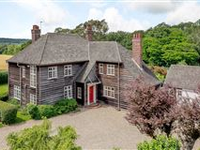 A CHARMING AND SPACIOUS PROPERTY SET ON LUSH GROUNDS
