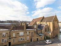 THIS BEAUTIFULLY REFURBISHED APARTMENT ENJOYS ACCESS TO COMMUNAL GARDENS