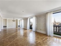 FACING THE WORLD-RENOWNED PLAZA ATHéNéE PALACE HOTEL