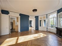 BEAUTIFULLY DETAILED SPACIOUS APARTMENT IDEALLY LOCATED