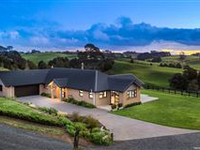 POSTCARD SETTING BLURS THE LINES OF RUSTIC COUNTRY AND LUXURY MODERN LIVING