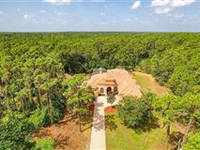 BRADENTON ESTATE IN PRIVATE WOODLAND