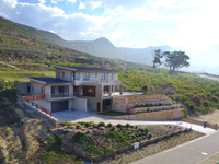 DESIGNER HOME WITH BREATHTAKING VIEWS