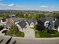 SPRAWLING AND ELEGANT BUNGALOW