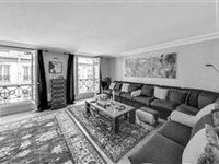 CHARMING APARTMENT IN THE VERY CENTER OF PARIS