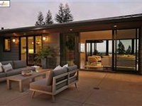TRANQUIL MID-CENTURY MODERN RESIDENCE