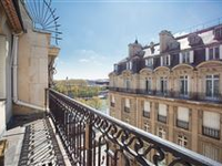 BRIGHT AND SPACIOUS APARTMENT ENJOYING VIEWS OF THE EIFFEL TOWER AND THE SEINE