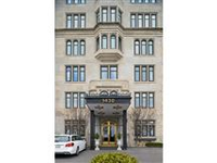 BEAUTIFUL FULL FLOOR UNIT IN PRESTIGIOUS GOLD COAST BUILDING