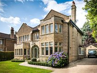 ATTRACTIVE DOUBLE FRONTED HOME NEAR TOWN CENTRE