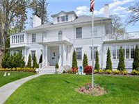 CLASSIC 20TH CENTURY GEDNEY FARMS COLONIAL IN WHITE PLAINS