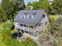 SUPER-SIZED AND WELL-PRESENTED 1970S HOME