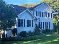 ELEGANT AND SPACIOUS HOME WITH BEAUTIFUL VIEWS OF THE BAY