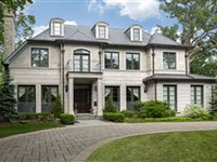 STUNNING MANOR HOME IN DESIRABLE IN-TOWN LOCATION