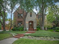 HIGHLY SOUGHT AFTER COLONIAL PARKWAY LOCATION