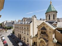 THIS ELEGANT AND SPACIOUS APARTMENT IS BEAUTIFULLY LOCATED