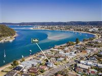 STUNNINGLY SUNNY HOME NEAR ETTALONG'S SANDY BEACHES
