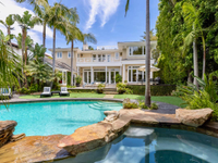 STUNNING CUSTOM BLUFFS HOME