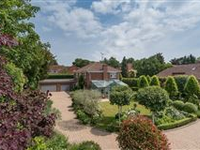 PRIVATE YET ACCESSIBLE LANGSIDE HOUSE WITH LUSH, MANICURED GARDENS