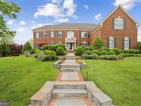 TRADITION AND ELEGANCE IN THIS 18TH CENTURY MANOR HOUSE