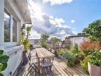 IDEAL SPLIT-LEVEL APARTMENT