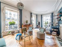 CHIC PARISIAN APARTMENT BATHED IN SUNLIGHT