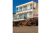 ZEN-LIKE BEACH HOUSE FIT FOR A ROCKSTAR
