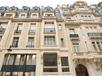 THIS CHARMING APARTMENT OFFERS LIVING SPACE ON THREE FLOORS AND IS IDEALLY LOCATED