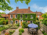 HIGHLY ATTRACTIVE GEORGIAN HOUSE SET IN A PRIME SOUTH FARNHAM LOCATION