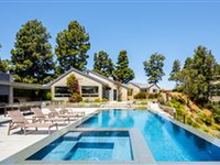 MODERN HOME WITH STUNNING VIEWS