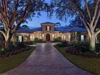 FLORIDA-STYLE GRANDE DAME