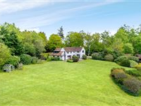 BIGHT AND SPACIOUS HOME IN A BEAUTIFUL SETTING